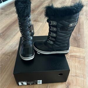Black Fur-Lined Quilted Winter Boots